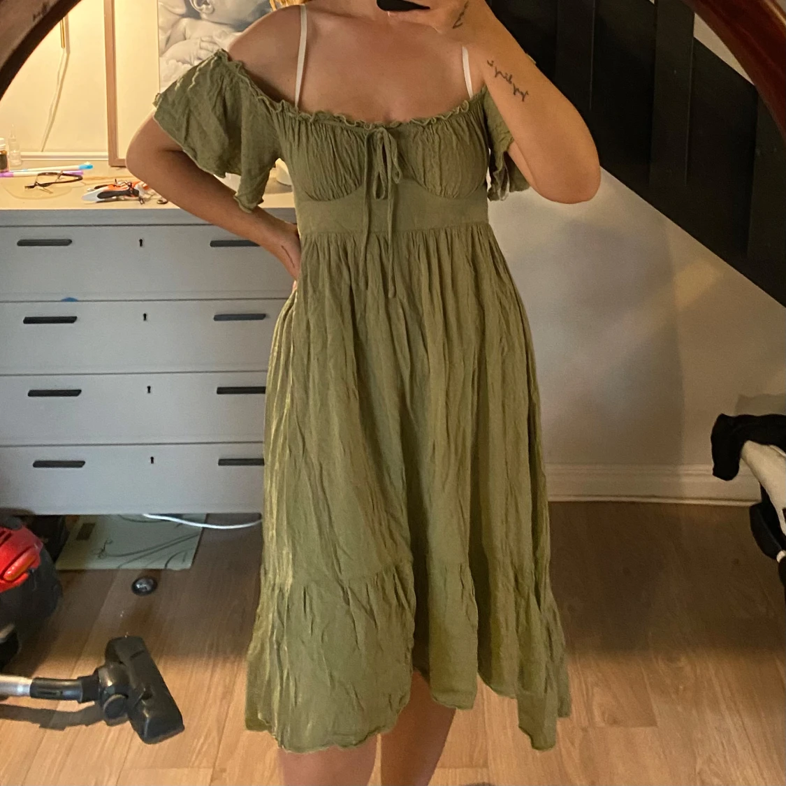 Grön offshoulder klänning med volang