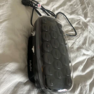 Värmespolar Babyliss - Värmespolar i sammet från BaByliss som är använda ett fåtal gånger! De kommer i tre olika storlekar och man får med hårklämmor och hårnålar som man kan fästa dem med.