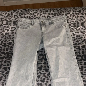Low waist jeans - Gråa utsvängda lågmidjade jesns ifrån hm jättefina knappt använda dom är i storlek 42 men sitter ungefär som en 38 