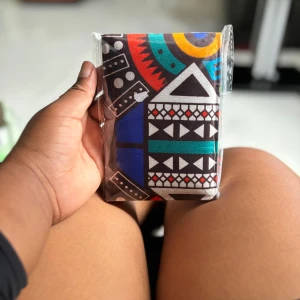 Anteckningsbok med färgstarkt mönster - En snygg anteckningsbok med färgstark, geometrisk design på omslaget. Perfekt för att skriva ner idéer, dagboksanteckningar eller skoluppgifter. Liten och smidig att ta med överallt – gör dina anteckningar roligare och mer personliga! Följ oss för mer på Instagram; @shop_with_tyra