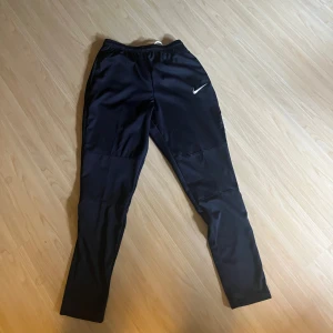 Nike träningsbyxor - Säljer mina Nike träningsbyxor då jag intr använt de något.