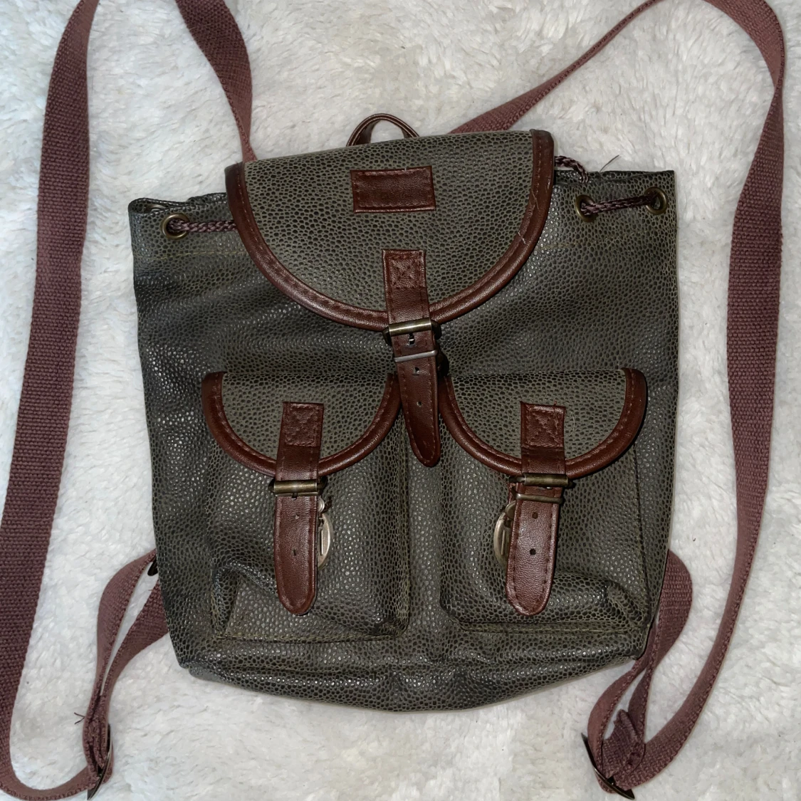 Khaki ryggsäck med bruna detaljer