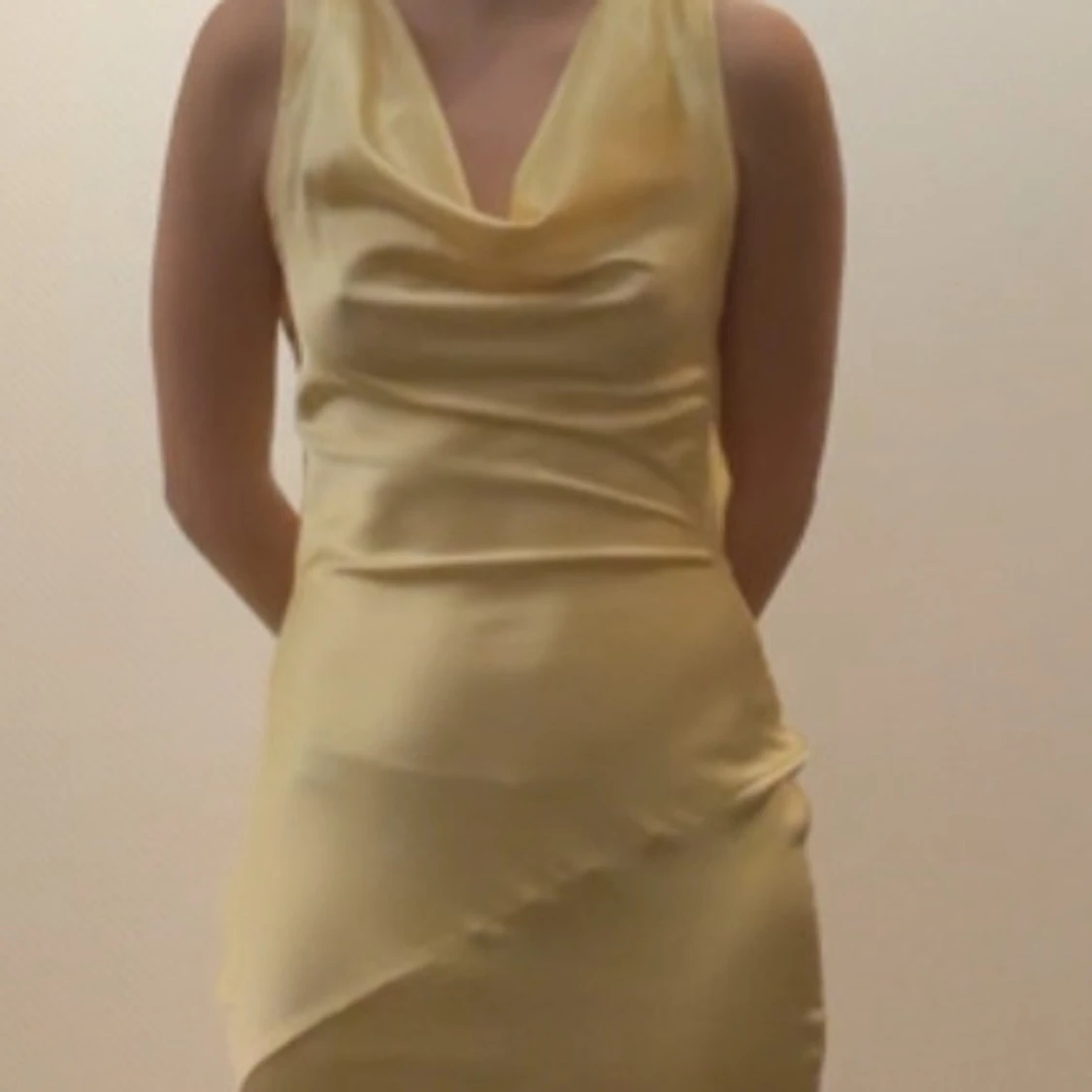 Ljusgul långklänning i satin - 3