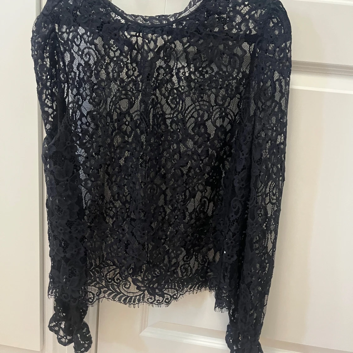 Svart spetsblus med lång ärm - 2