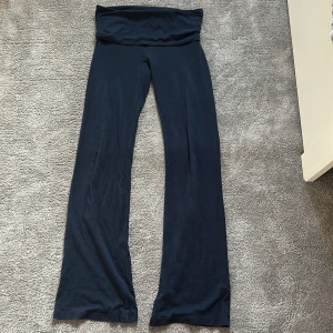 Mörkblå yoga pants från Gina Tricot Young - Jag säljer ett par low waist mörkblåa yoga pants från gina young! Storleken är 158-164 som även kan passa för någon som bär xs💕Byxorna är i mycket bra skick💗