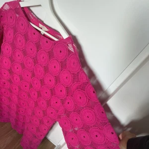 Rosa klänning  - Superfin rosa kortklänning från H&M med unikt virkat cirkelmönster. Så fin till stranden eller till vardags! 