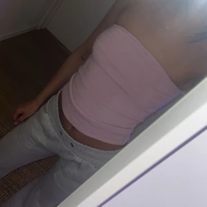 Rosa tubtopp - Säljer en ljusrosa  tubtopp som sitter tight och är perfekt för sommaren. Superenkel att matcha med både jeans och kjol för en chill vibe.