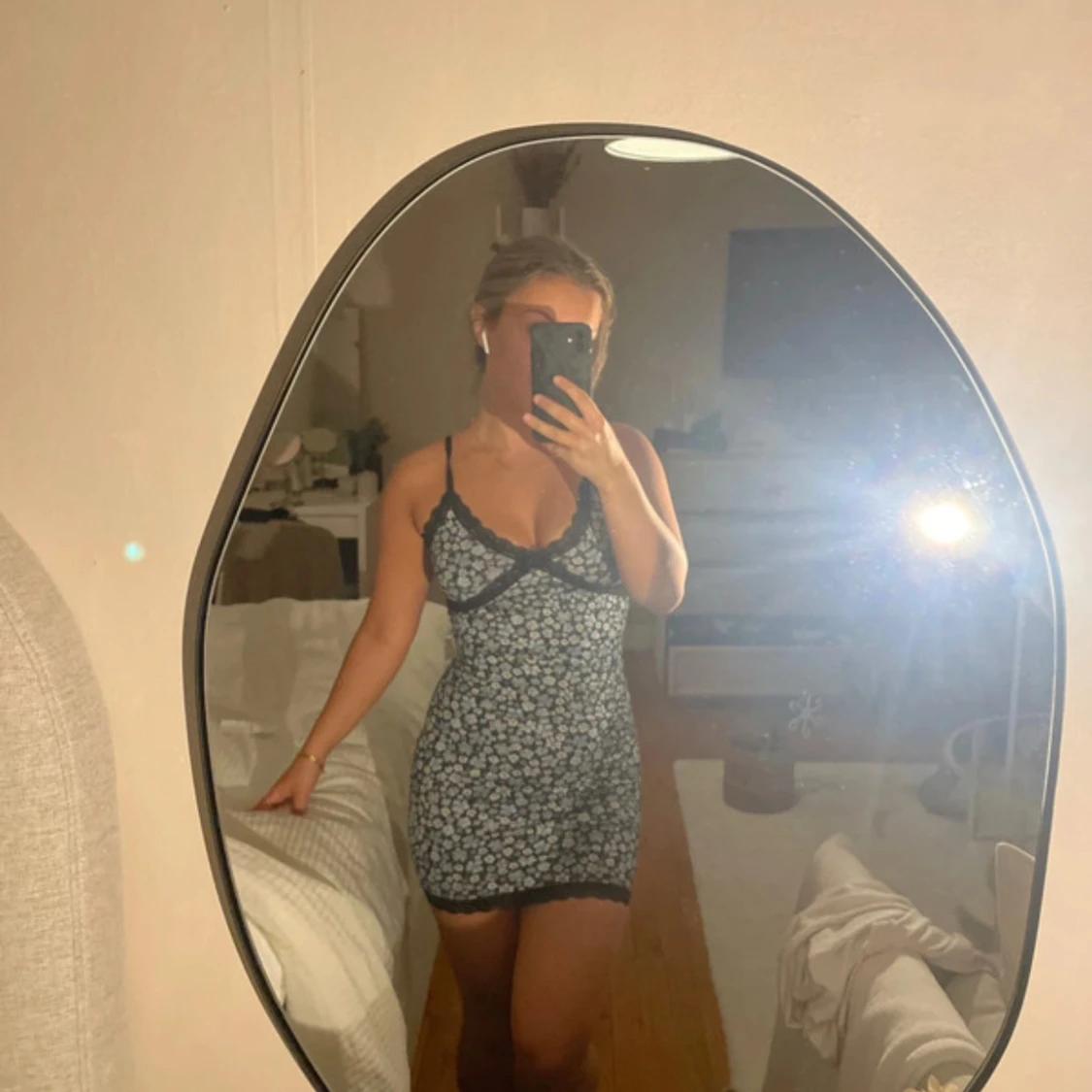 Blommig kort klänning med spetsdetaljer