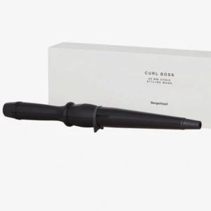 Bangerhead Curl Boss styling wand - Säljer en oanvänd Curl Boss 45 mm Conic Styling Wand från Bangerhead. Perfekt för att skapa snygga lockar och vågor. Kommer i originalförpackning och har en stilren, matt finish. Nypris 700:- 