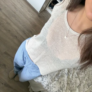 Linnetopp - Fin topp i 100% linne, perfekt till sommaren🤍xs men skulle mer säga att den sitter som en s, nypris ca 600-700kr