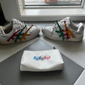 Lost Boys velcros  - Säljer mina feta lost boys velcros nu, då jag växt ur dom. Använda ca 15 gånger totalt så i väldigt bra skick. 🟥Nypris 1900 danska kronor. ✅Mitt pris 300 kr
