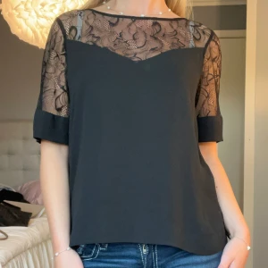 Svart blus med spets - Skitsnygg tröja från Samsøe Samsøe i fint skick. Kontakta vid intresse eller använd ”köp nu”!❤️‍🔥