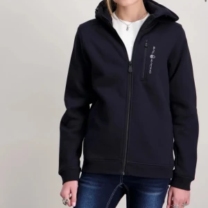 Svart tröja  från Sail Racing - Svart zip hoodie från sail racing, köpte på kid brand store för 900, den är i fint skick och passar till allt💗 