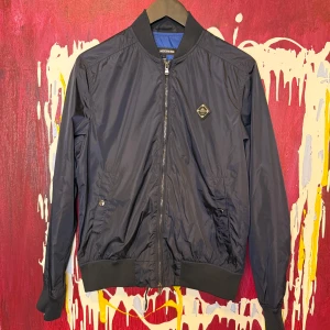 J. Lindeberg jacka NYSKICK - Super fin J.Lindeberg jacka som aldrig är använd. Storlek Small.  Passar runt längd 170cm.