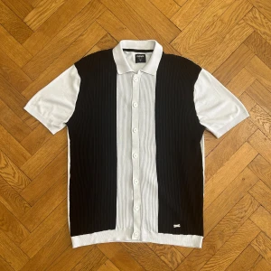 Sams svart/vitt pikétröja, L - Sams svart/vit pikétröja                                         Storlek L                                                                          70% viscose 30% nylon 