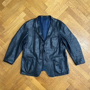 Vintage svart skinnkavaj med fickor, M/L - Vintage svart skinnkavaj med fickor                      Storlek M/L                                                  Measurements:                                                  Shoulders 50cm Sleeves 60cm Armpits 62cm Length 72cm