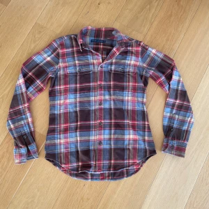 Flanellskjorta - Ralph Lauren - Snygg rutig flanell skjorta från Ralph Lauren. Helt perfekt för dig som gillar en avslappnad soft stil. Den är i väldigt bra skick som och är i size 8. Står på RL hemsida att det motsvarar S men skulle säga själv att den passar som storlek XS. För mer detaljer eller funderingar kom gärna DM.