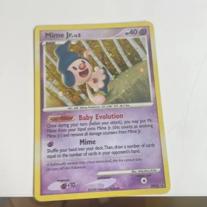 Mime Jr. lv.5 - Coolt Pokémonkort med Mime Jr. från 2008! Perfekt för samlare och fans av Pokémon. Kortet har glittrig bakgrund och unika krafter som Baby Evolution och Mime. Ett måste för dig som vill utöka din samling med något speciellt!