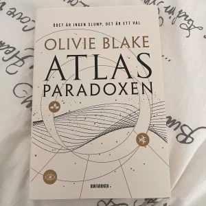 Atlas Paradoxen - En magisk och spännande berättelse om sex unga magiker som ställs inför svåra val och farliga allianser. Perfekt för dig som gillar mörk akademi, magi, svek och dramatik. En fristående fortsättning på succén Atlas – De utvalda.
