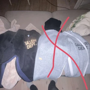 Svarta mjukisbyxor Gallery Dept. - Säljer ett par riktigt feta svarta mjukisbyxor från Gallery Dept. med gult tryck på ena benet. Byxorna har en flared passform och är tillverkade i mjukt bomullsmaterial. Perfekta för en chill och avslappnad stil. Om ni har några frågor var inte blyga för att skicka ett meddelande. Passar från 170-175 passar även under 