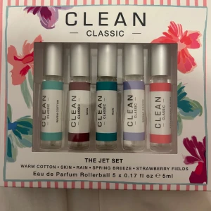 CLEAN Classic The Jet Set parfymset - Parfymset från CLEAN Classic med fem olika dofter: Warm Cotton, Skin, Rain, Spring Breeze och Strawberry Fields. Rollerball-flaskor på 5 ml vardera i färgglada nyanser. Perfekt för dig som vill testa flera fräscha och lätta dofter.