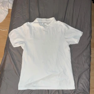 Vit pikétröja med krage - Klassisk vit pikétröja från berns edition. Passar 170-180. Perfekt för sommaren.