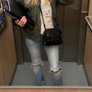 Lågmidjade bootcut jeans med hål från Nelly💞 - Jättesnygga jeans som jag älskar, dem är i storlek 34💕de passar lite långt på mig som är 166💕lite slitning längst nere vid hälen🩷