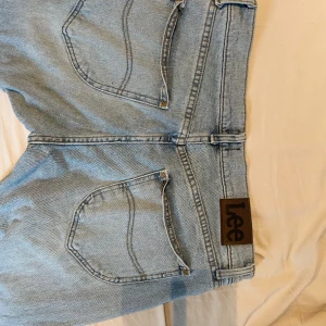 Ljus blå jeans Lee - slim fit  - Snygg  jeans från Lee - legendary slim. Storlek W 32 / L 32 , som nya, fåtal gånger använda.  
