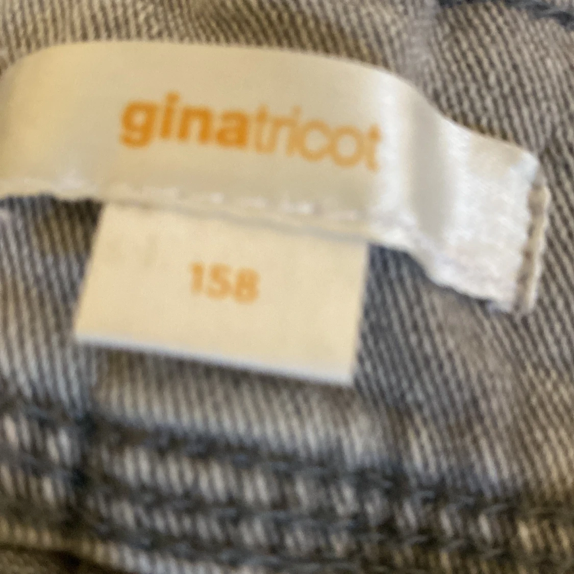 Grå jeans med stjärndetalj Gina Tricot - 2