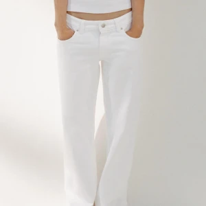 Zara jeans - Säljer dessa snygga lågmidjade wide jeans från Zara 💗 Helt oanvända, med lapp kvar, Storlek 34 💕 Säljer då de ej passade.