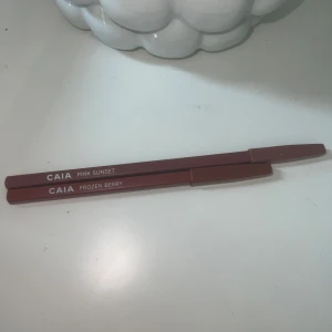 Läppennor Caia  - Färgerna man fick i julkalendern 2024 Pink sunset och frozen berry💗 190kr för båda eller 100kr för pink sunset och 85kr för Frozen berry💕 