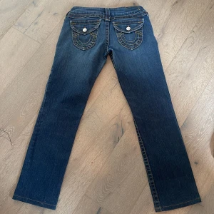 True religion jeans - Lågmidjade raka true religion jeans  Storlek 27 Midja 37 cm Inseam/Beninnerlängd 76 cm Rise 17 cm(jag har gjort om de till lågmidjade)