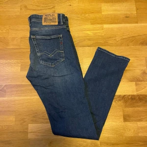 Replay grover jeans w32 - Säljer dessa riktigt snygga replay grover jeans dem är i mycket bra skick, storlek w32 och length 34, hör gärna av dig vid frågor!