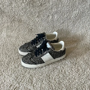 Valentino skor  - Säljer nu mina supersnygga valentino flycrews då dom inte kommer till användning. Alla nitar osv är kvar🥰Skorna har några defekter inuti men inget som man ser eller tänker på!🥰hör av er om ni har några frågor osv!💗