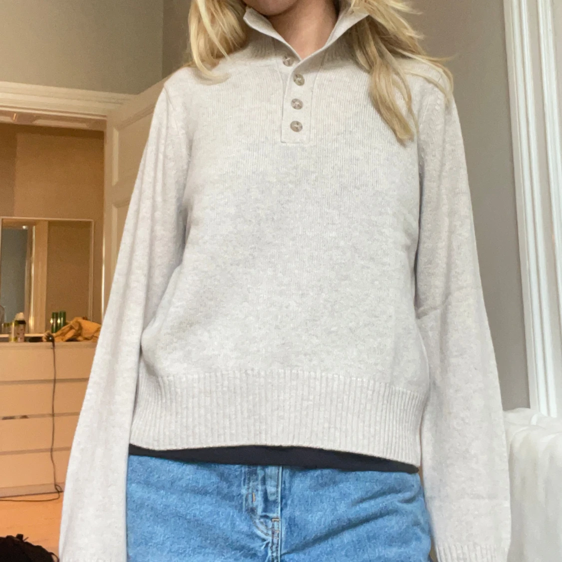 Beige stickad polotröja med knappar - 2