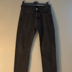 Weekday Space 28/30 - Säljer ett par weekday space i storlek 28/30. De är i bra skick förutom hålet i vänstra bakfickan