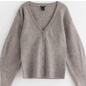 Grå kofta med v-ringning från Lindex  - Säljer denna koftan från Lindex som inte andvända längre! Skriv privat för fler bilder😘