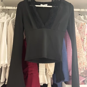 Venderbys tröja - Jättefin v ringad tröja med spets o vida ärmar. Storlek S/M💕