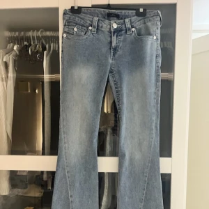 True Religion ljusblå bootcut jeans - Säljer ett par helt nya true religion jeans i modellen Joey pågrund av att dom är förstora. Passar mig som är 170cm i längden. Nypris 1500kr.