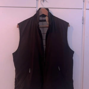 Mörkbrun väst från Loro Piana - Snygg mörkbrun väst från Loro Piana kan behövas en kemtvätt för att få den att se sprillans ny ut annars jätte fint skick. Storleken är S/m