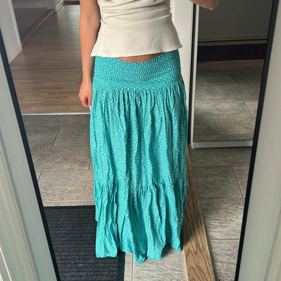 Turkos långkjol med smock i midjan - 1