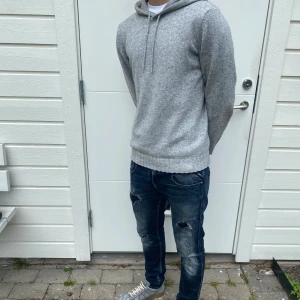 Grå stickad hoodie  - En sjukt fet stickad hoodie som ej säljs längre!🌤️ | Storlek: L, men passar även M | Jag på bilden är 185 | skick: 9,5/10 | Hör av dig vid fler funderingar!👊