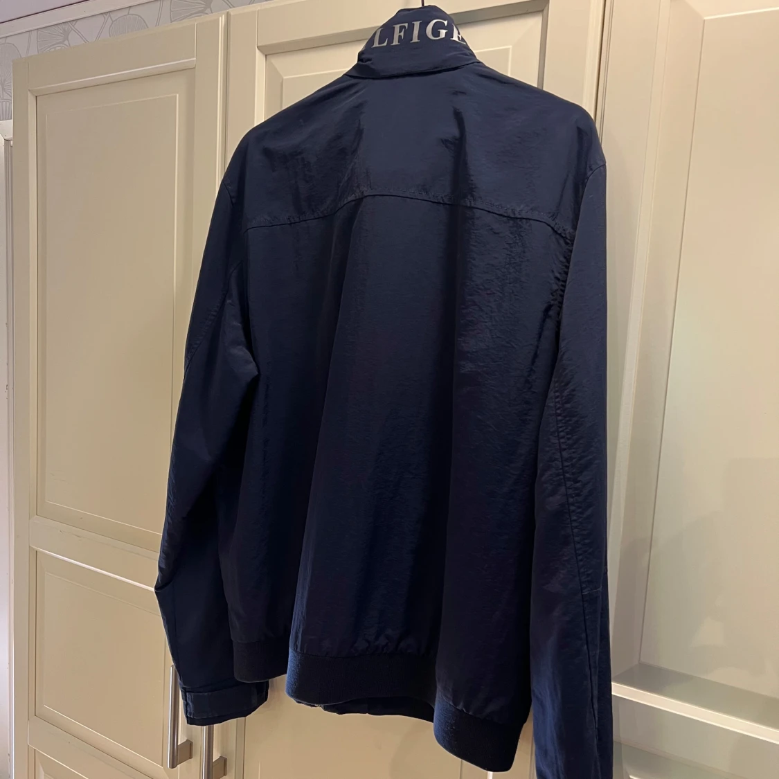 Blå vindjacka från Tommy Hilfiger - 1