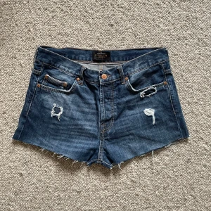Mini shorts custommade - Tja! Säljer dessa riktigt snygga egengjorda custom made mini shorts med en snygg distressed look från märket Premium Jeans!  Mått: Midja: 42,5cm Längd: 28cm Ben: 30cm  Tveka inte o skriva frågor eller prisförslag om du är intresserad. ✌️
