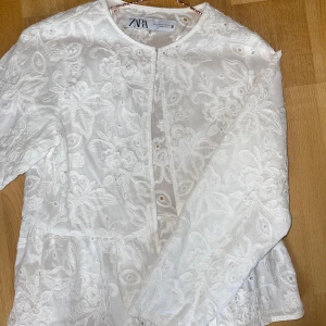 Vit blus Zara - Jättefin vit broderad blus med volang nertill, från Zara. Helt slutsåld på hemsidan. 