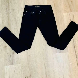 Nudie jeans - Snygga svarta jeans från Nudie Jeans i klassisk femficksmodell. Jeansen har smal passform och är tillverkade i stretchig denim för en bekväm känsla. Perfekta till sneakers eller boots och funkar året runt.