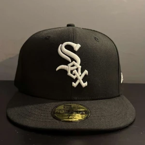 New Era keps - Tjabba! Säljer en sprillans ny sommarkeps till ett SUPER PRIS☀️! Kepsen är en klassisk basballkeps som är mycket stilren. Inga broderade loggor mer en den klassiska Chicago White Sox loggan. Noll missfärgningar, noll fula märken och noll skrynklor! Alla klistermärken fins kvar om man gillar de😉. Tveka inte på att höra av dig om något är oklart! Storlek: 7, 3/4 (61,5cm)