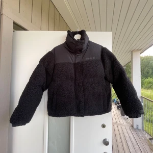 Svart tjock teddyjacka - Svart teddyjacka med dun från märket FBsister. Använd en gång, dock är lappen av. Nypris 850. 