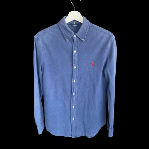 Ralph lauren skjorta  - Säljer denna rikigt feta Ralph lauren featherweight mesh skjortan!⭐️Storlek S passar S!🤝Skick : 9,5/10!🙌Hör gärna av er om ni har funderingar!👍