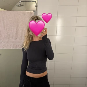 Mörkgrå tröja med öppen rygg  - Säljer en basic mörkgrå tröja med öppen rygg då den inte kommer till användning! Från Gina tricot i storlek s💕nyköpt för 250kr och använd fåtal gånger 